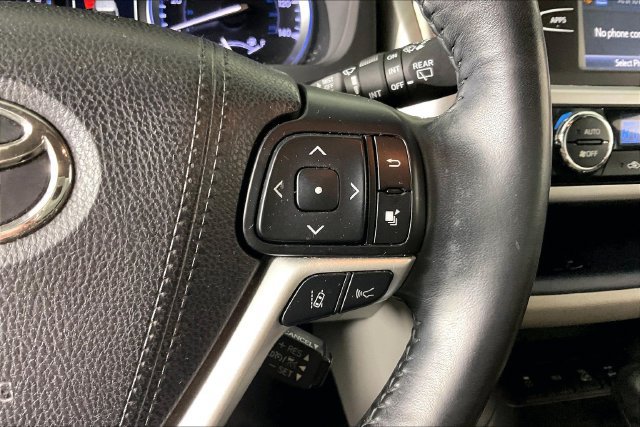 Used 2017 Toyota Highlander XLE AWD/4WD image 11