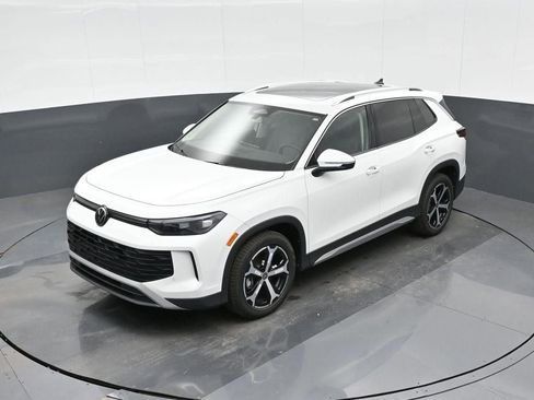 New 2026 Volkswagen Tiguan SE FWD image 25