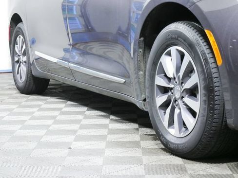 Used 2020 Chrysler Pacifica Touring-L Plus FWD image 8