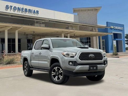 Used 2018 Toyota Tacoma TRD Sport image 2