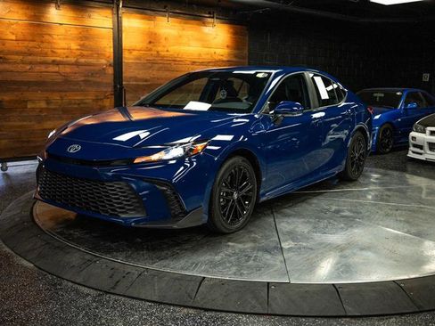 Used 2025 Toyota Camry SE image 2