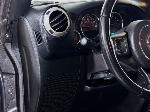 Used 2018 Jeep Wrangler Unlimited Sahara AWD/4WD image 8