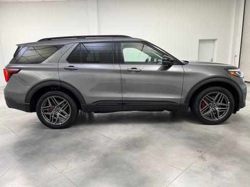 Used 2025 Ford Explorer ST-Line w/ ST-Line Street Pack AWD/4WD image 10