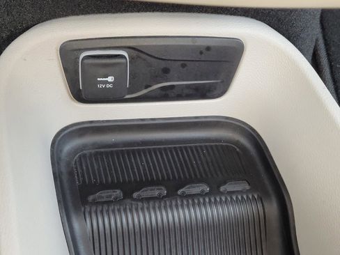 Used 2024 Chrysler Pacifica Touring-L FWD image 26