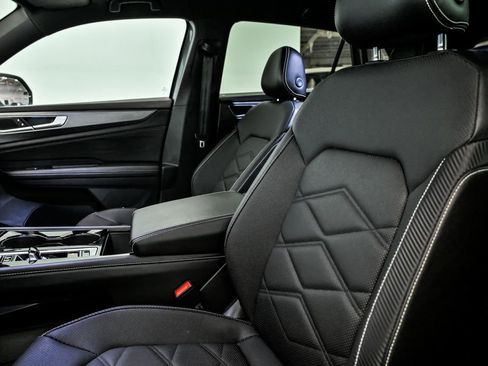 Certified 2025 Volkswagen Atlas Cross Sport SE FWD image 12