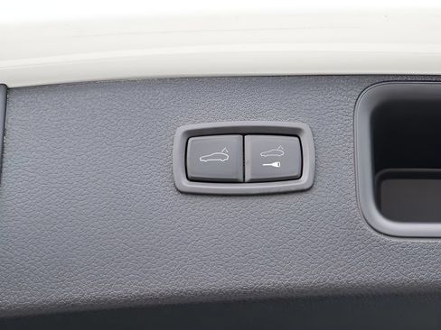 Certified 2023 Porsche Macan AWD/4WD image 16