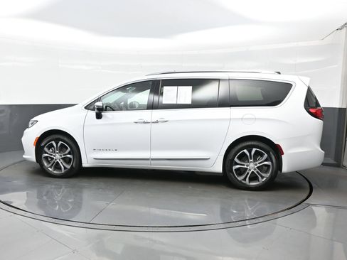 Used 2026 Chrysler Pacifica Pinnacle AWD/4WD image 4