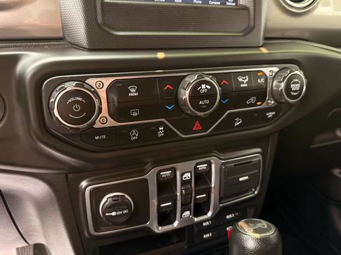 Used 2018 Jeep Wrangler Unlimited Sahara AWD/4WD image 18
