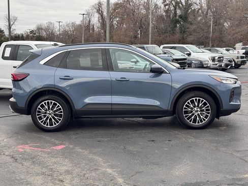 Used 2024 Ford Escape SE image 4