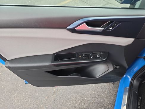 Used 2022 Volkswagen Taos SE w/ Panoramic Sunroof Package image 13