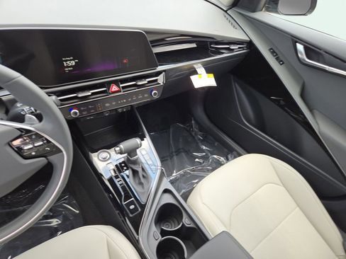 New 2025 Kia Niro EX Touring image 22
