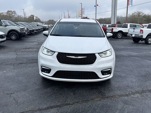 Used 2023 Chrysler Pacifica Touring-L image 3