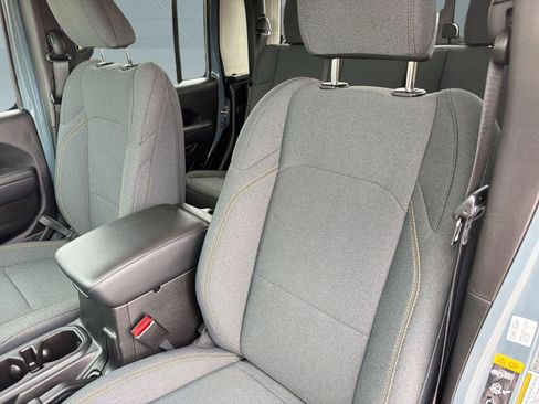 Used 2025 Jeep Gladiator Sport image 19