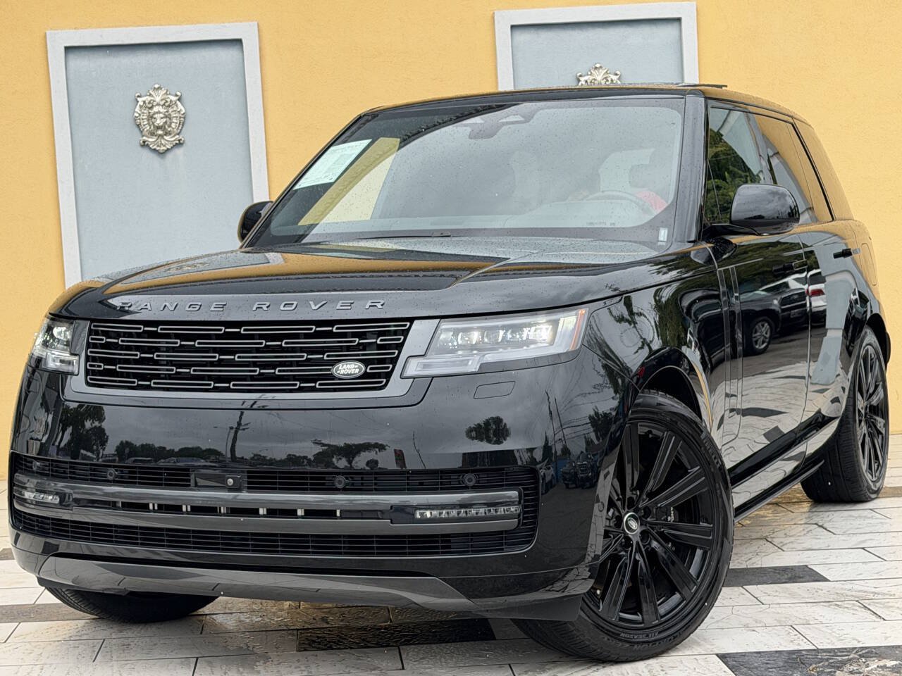 Used 2025 Land Rover Range Rover SE AWD/4WD image 3
