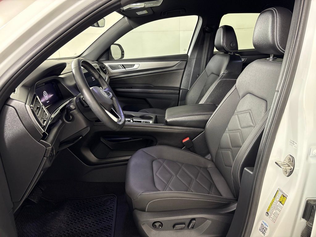 Used 2024 Volkswagen Atlas Cross Sport SE FWD image 31