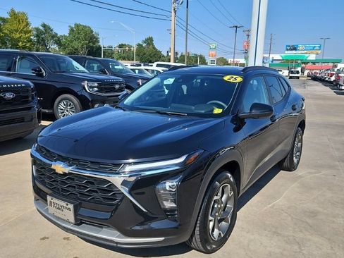 Used 2025 Chevrolet Trax LT FWD image 13