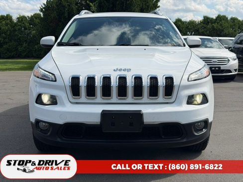 Used 2018 Jeep Cherokee Latitude Plus w/ Cold Weather Group AWD/4WD image 2