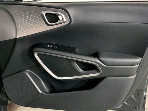 Used 2025 Kia Soul LX w/ LX Technology Package FWD image 25