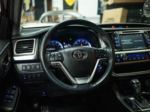 Used 2019 Toyota Highlander XLE FWD image 17