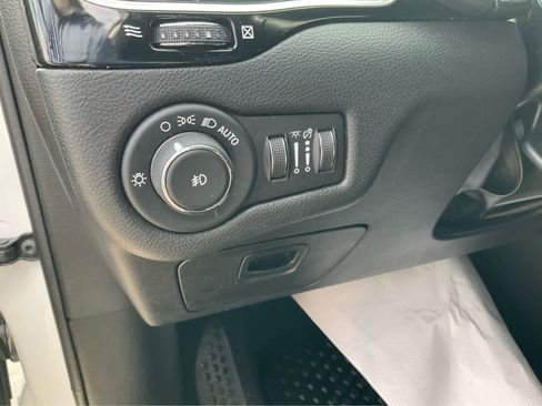 Used 2020 Jeep Cherokee Latitude Plus AWD/4WD image 15