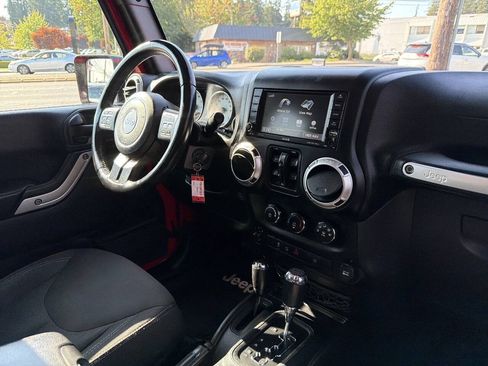 Used 2017 Jeep Wrangler Unlimited Sahara w/ Connectivity Group AWD/4WD image 21