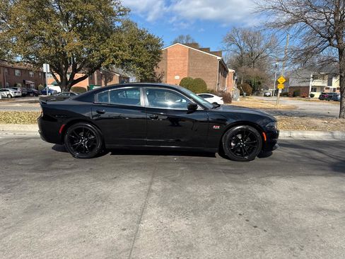 Used 2017 Dodge Charger R/T w/ Blacktop Package image 7
