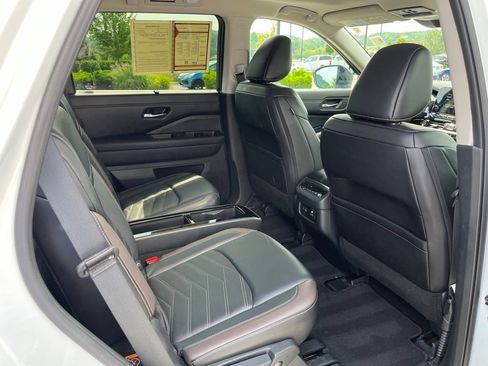 Used 2024 Nissan Pathfinder Platinum AWD/4WD image 29