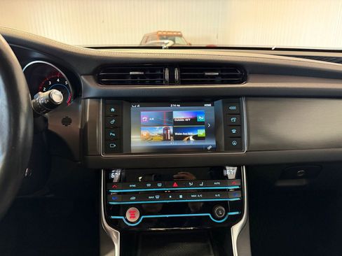 Used 2018 Jaguar XF S image 31