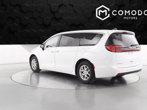 Used 2023 Chrysler Pacifica Touring-L image 5