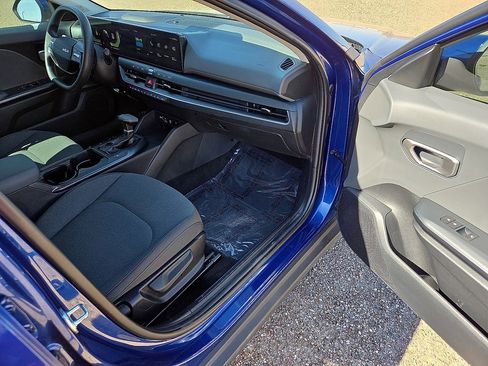 Used 2025 Kia K4 LXS image 11