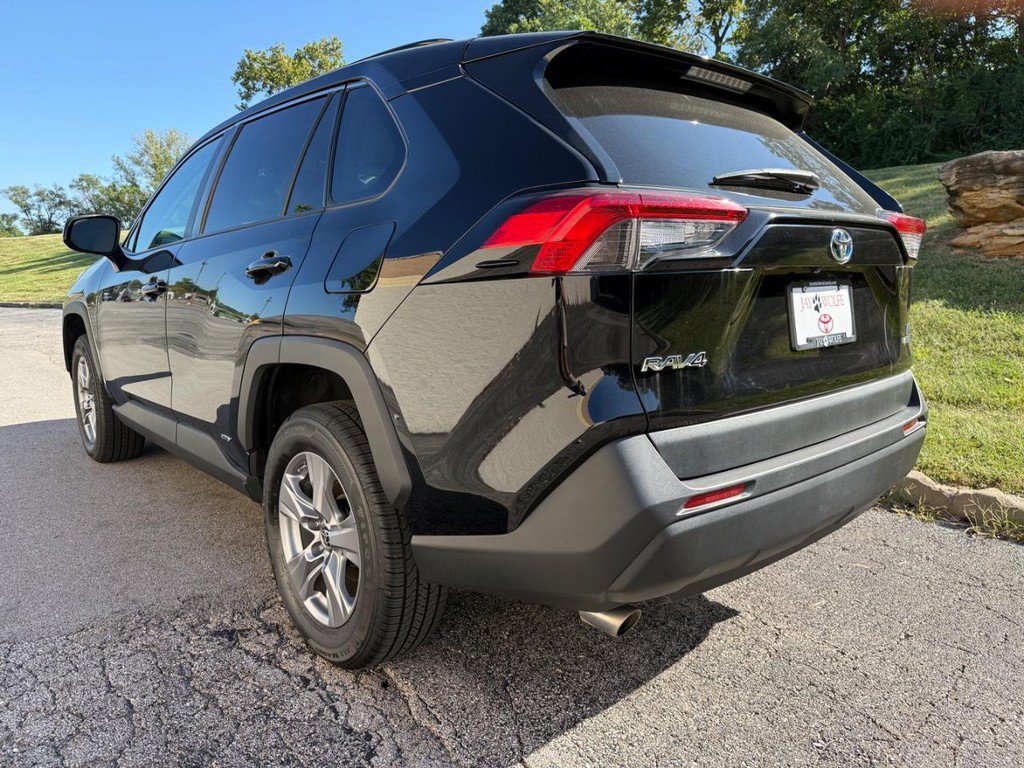 Certified 2022 Toyota RAV4 LE AWD/4WD image 3