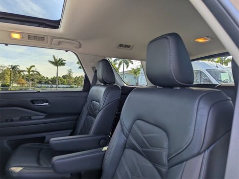 Used 2023 Nissan Pathfinder Platinum image 19
