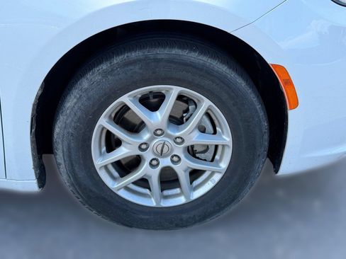 Used 2022 Chrysler Pacifica Touring-L FWD image 9