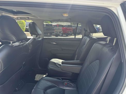 Used 2023 Toyota Highlander XLE AWD/4WD image 12