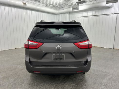 Used 2020 Toyota Sienna XLE w/ Carpet Mat Package AWD/4WD image 30