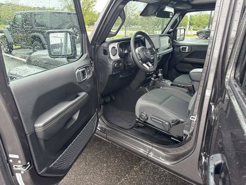 Used 2025 Jeep Wrangler Unlimited Sahara w/ Safety Group image 16