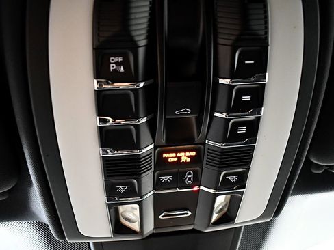 Used 2015 Porsche Cayenne S image 36