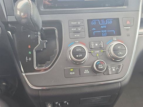 Used 2016 Toyota Sienna SE Premium FWD image 4