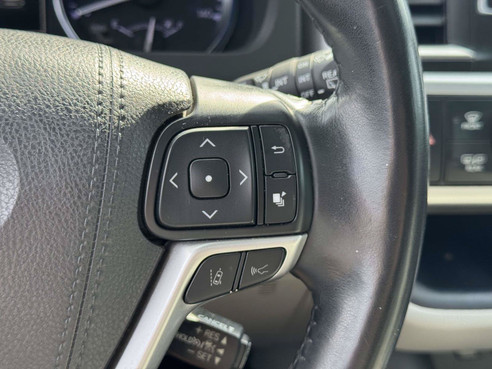 Used 2018 Toyota Highlander XLE AWD/4WD image 19