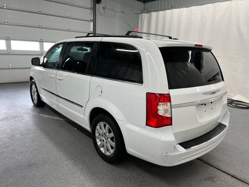 Used 2014 Chrysler Town & Country Touring FWD image 6