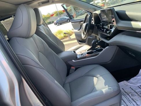 Certified 2024 Toyota Highlander Limited FWD image 14