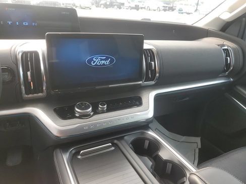 Used 2025 Ford Expedition Max Platinum w/ Driver's Package AWD/4WD image 8