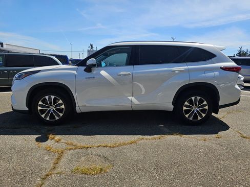 Used 2020 Toyota Highlander XLE AWD/4WD image 4