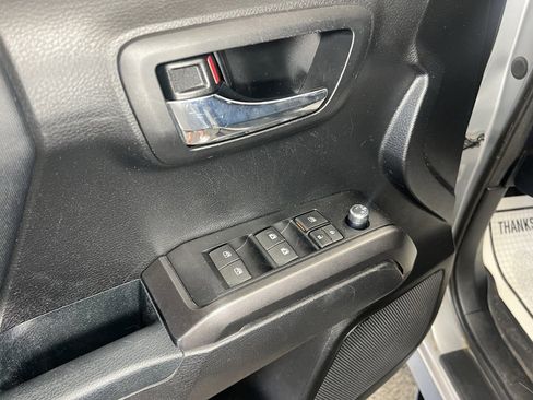 Used 2017 Toyota Tacoma TRD Sport image 15