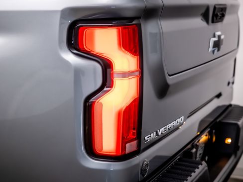 Used 2024 Chevrolet Silverado 2500 ZR2 w/ Technology Package image 12