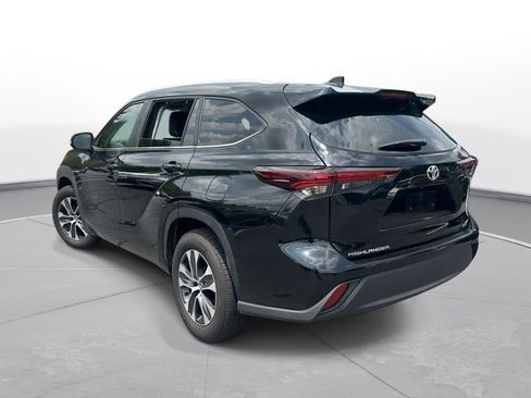 Used 2025 Toyota Highlander XLE FWD image 8