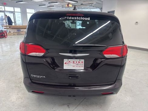 Used 2017 Chrysler Pacifica LX image 8