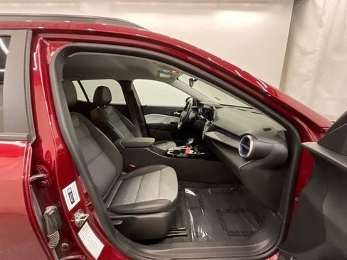 Used 2025 Chevrolet Trax LT w/ LT Convenience Package FWD image 23