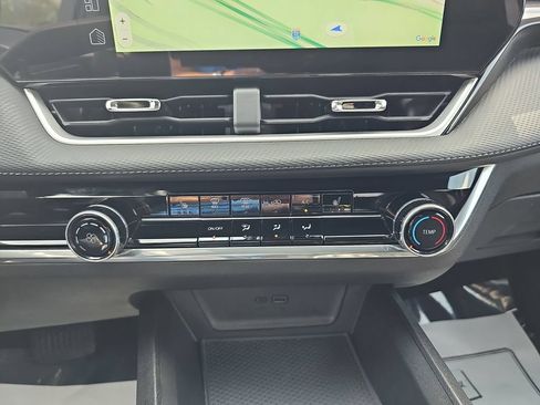 Used 2025 Chevrolet Equinox LT FWD image 24