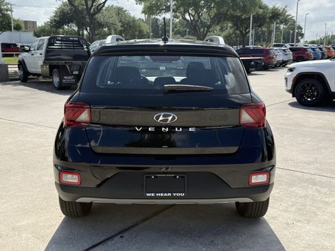 Used 2025 Hyundai Venue SEL FWD image 6